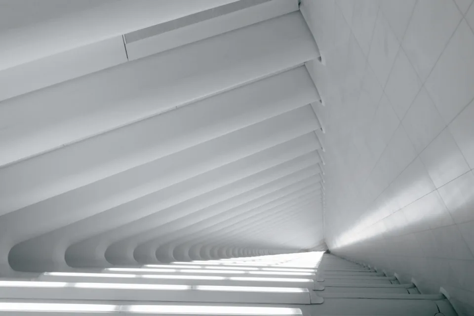 Arquitectura moderna blanca con líneas de luz